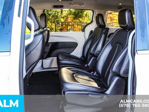 Used 2024 Chrysler Pacifica Select image 18