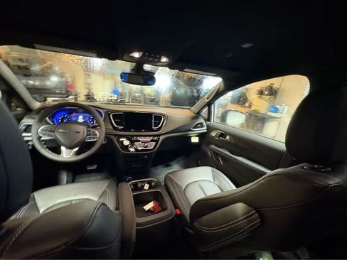New 2026 Chrysler Pacifica Select AWD/4WD image 10