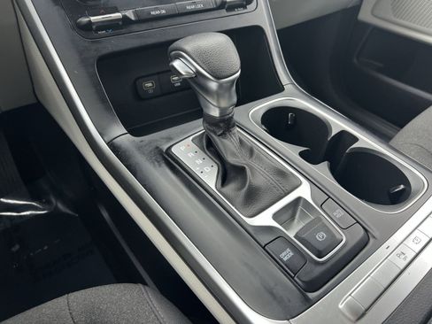 Used 2023 Kia Carnival LX image 20