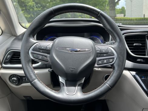Used 2020 Chrysler Pacifica Touring-L w/ Advanced Safetytec Group FWD image 18
