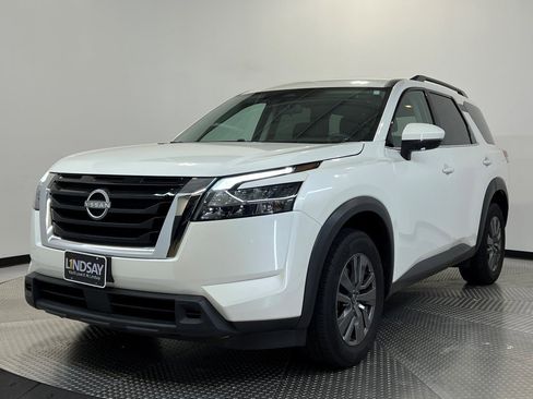 Used 2024 Nissan Pathfinder SV image 3