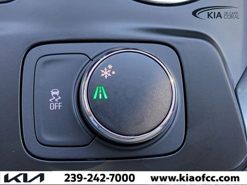 Used 2021 Chevrolet Traverse LT image 24