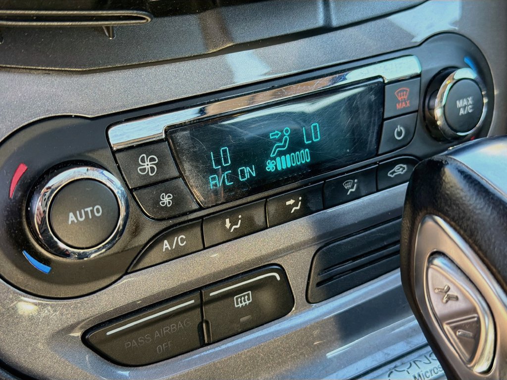 Used 2014 Ford Focus Titanium w/ Luxury Package FWD image 17