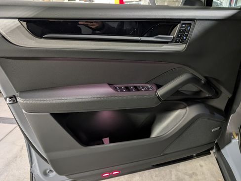 Used 2025 Porsche Cayenne S image 19