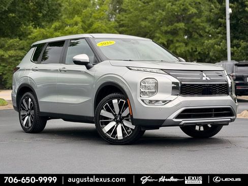 Used 2025 Mitsubishi Outlander SE FWD image 1