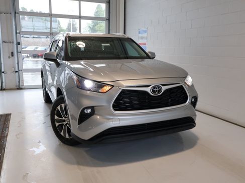 Used 2024 Toyota Highlander XLE AWD/4WD image 40
