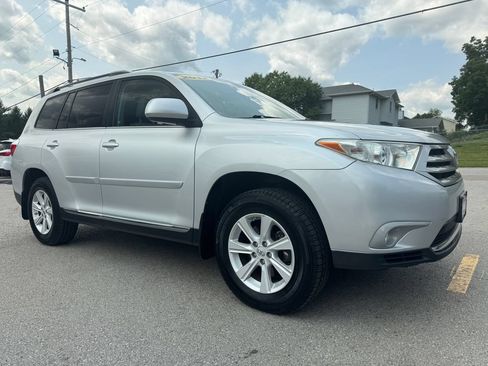Used 2012 Toyota Highlander SE w/ Tow Pkg AWD/4WD image 3