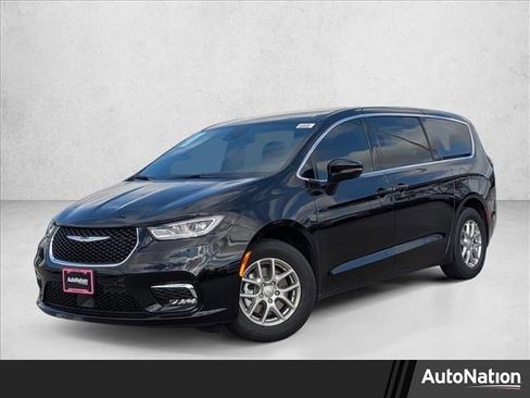 New 2026 Chrysler Pacifica Select image 1