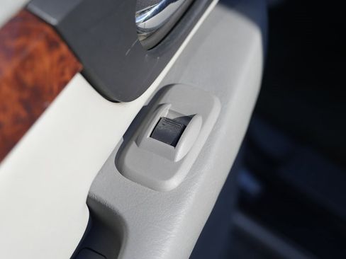 Used 2009 GMC Envoy Denali w/ Sun And 6-Disc Cd Package image 29