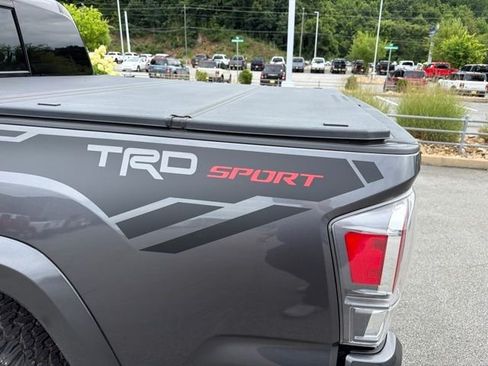 Used 2022 Toyota Tacoma TRD Sport w/ Technology Package AWD/4WD image 7