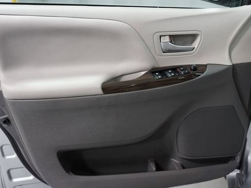 Used 2017 Toyota Sienna XLE image 31