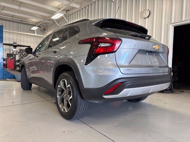 Used 2025 Chevrolet Trax LT FWD image 7