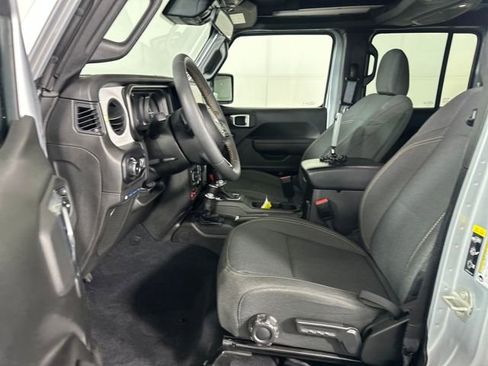 Used 2024 Jeep Wrangler Unlimited image 11