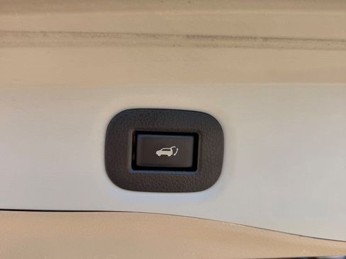 Used 2018 Nissan Rogue SV w/ Sun & Sound Touring Package FWD image 18