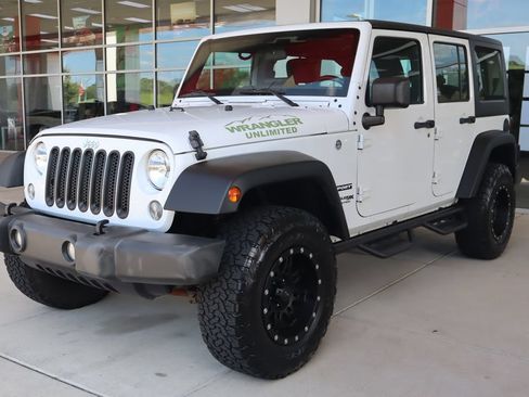 Used 2018 Jeep Wrangler Unlimited Sport w/ Connectivity Group AWD/4WD image 3