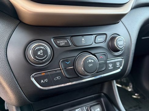 Used 2017 Jeep Cherokee Latitude w/ Safety/Convenience Group AWD/4WD image 17