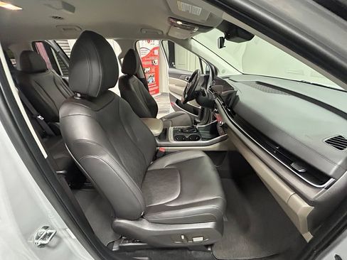 Used 2025 Kia Carnival EX FWD image 44