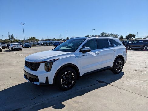 Certified 2025 Kia Sorento S w/ Panoramic Sunroof Package image 5