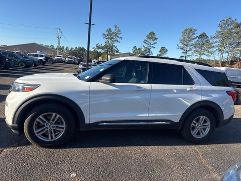 Used 2020 Ford Explorer XLT w/ Equipment Group 202A image 4