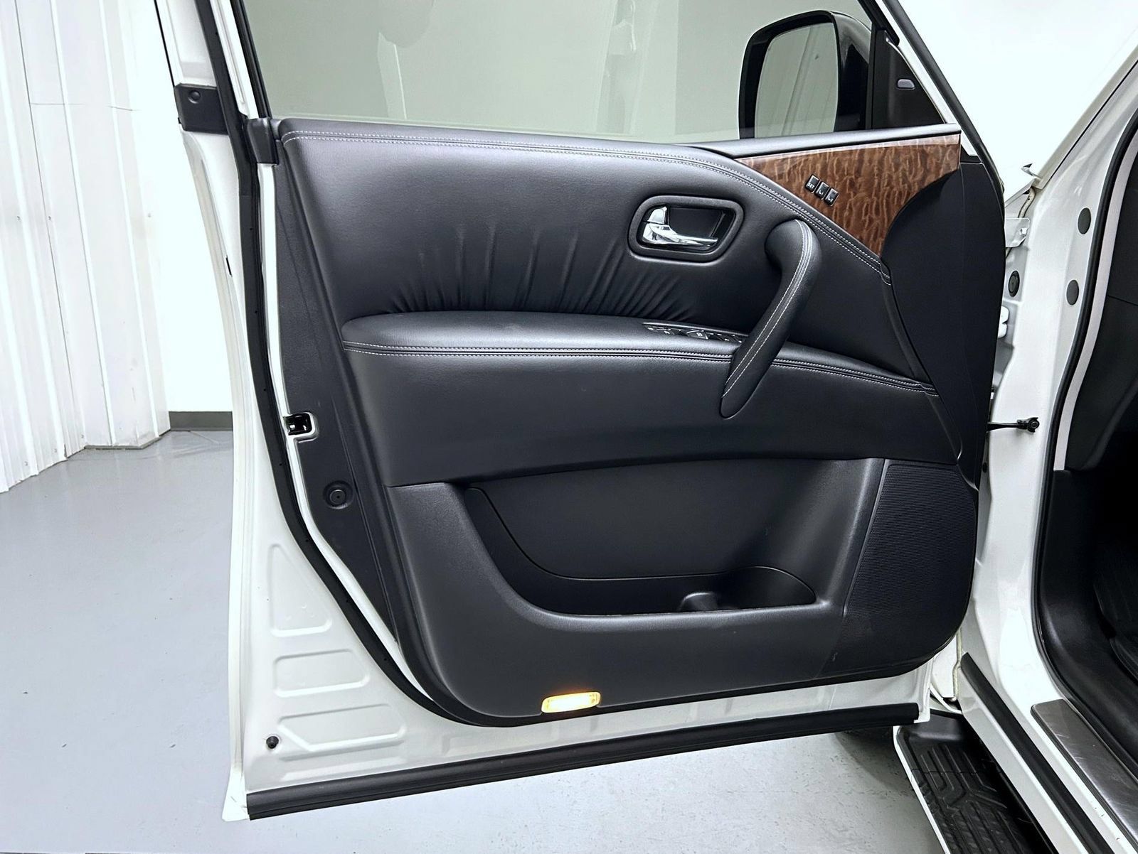 Used 2019 Nissan Armada Platinum w/ Captain's Chairs Package AWD/4WD image 9