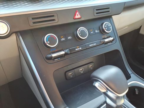 Used 2023 Kia Carnival LX image 23