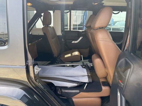 Used 2015 Jeep Wrangler Unlimited Sahara w/ Connectivity Group image 23