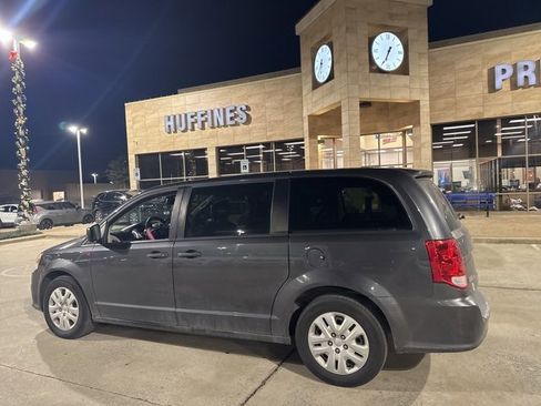 Used 2019 Dodge Grand Caravan SE w/ UConnect Hands-Free Group image 2