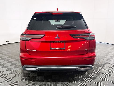 Used 2025 Mitsubishi Outlander SE FWD image 4