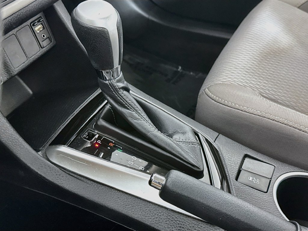 Used 2018 Toyota Corolla LE FWD image 19