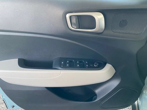 Used 2025 Hyundai Venue FWD image 18