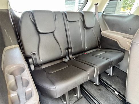 Used 2025 Kia Carnival EX FWD image 30