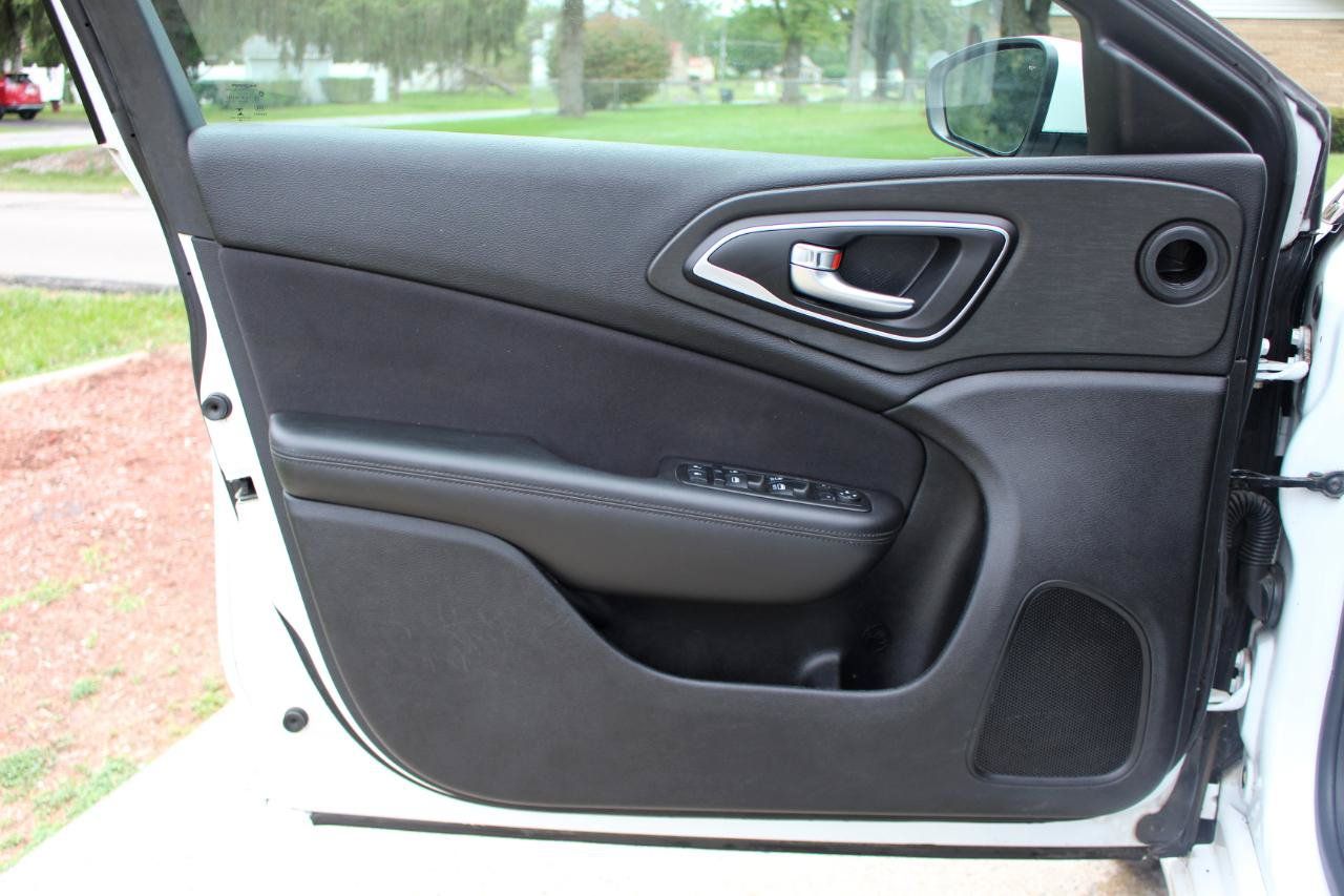 Used 2015 Chrysler 200 Limited w/ Convenience Group FWD image 12