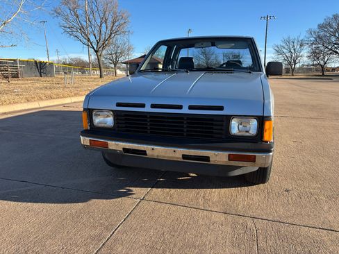 Used 1987 Nissan Pickup 2WD King Cab image 4