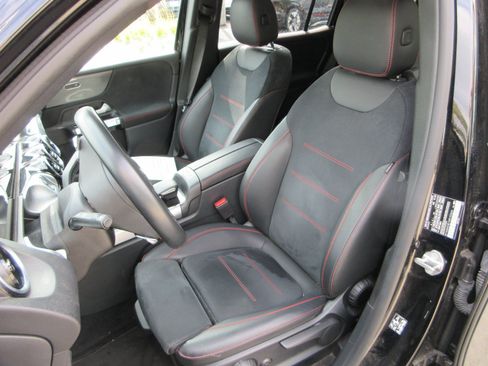 Used 2022 Mercedes-Benz GLB 250 4MATIC image 21
