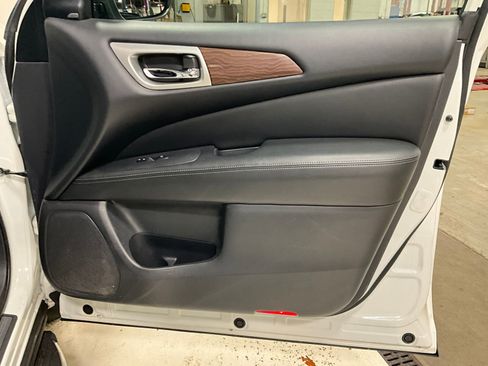 Used 2018 Nissan Pathfinder Platinum image 23