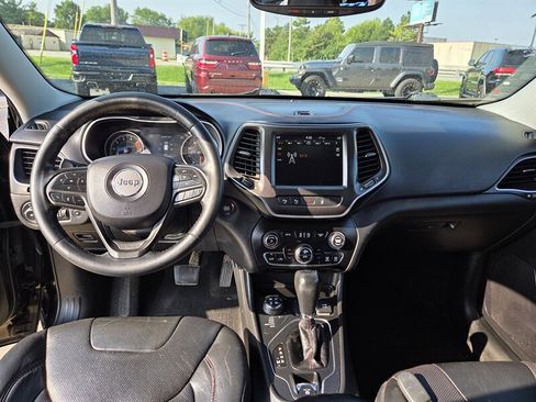 Used 2019 Jeep Cherokee Trailhawk image 12