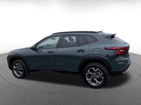 Used 2025 Chevrolet Trax LT w/ LT Convenience Package image 10