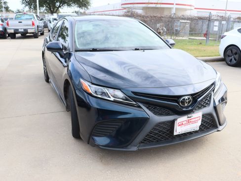 Used 2019 Toyota Camry SE image 2
