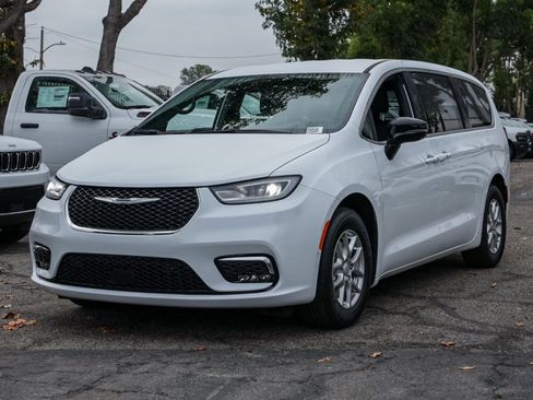New 2026 Chrysler Pacifica Select image 1