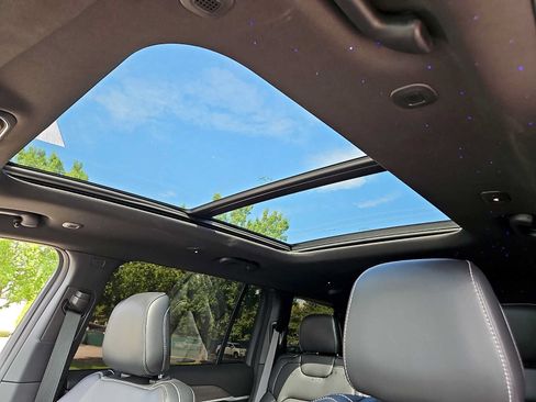 Used 2025 Jeep Grand Cherokee L Limited w/ Black Appearance Package AWD/4WD image 16