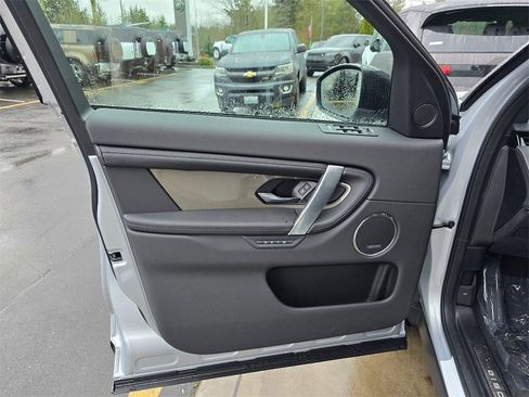 New 2025 Land Rover Discovery Sport Dynamic SE image 21