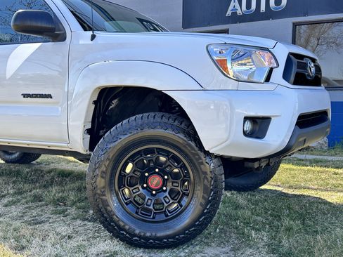 Used 2015 Toyota Tacoma w/ SR5 Package image 3