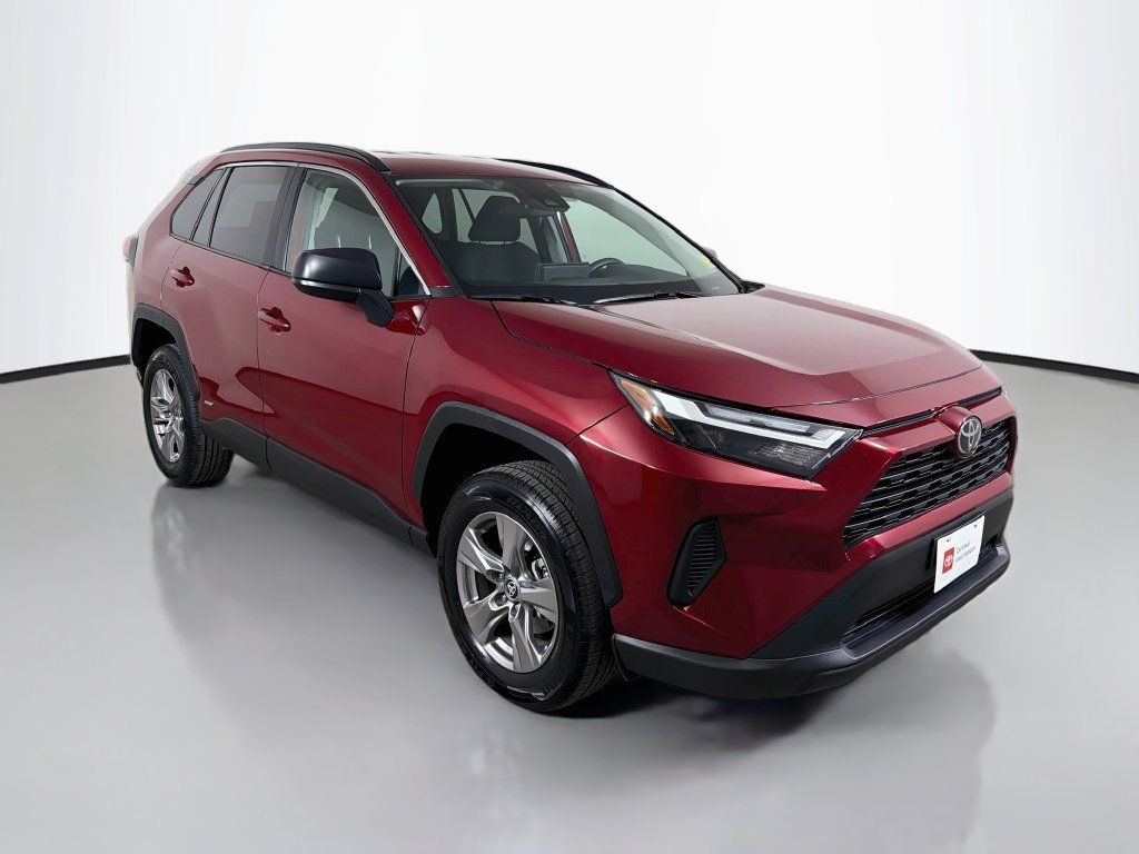 Used 2025 Toyota RAV4 LE AWD/4WD image 4