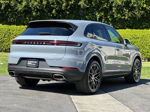 Used 2025 Porsche Cayenne image 8