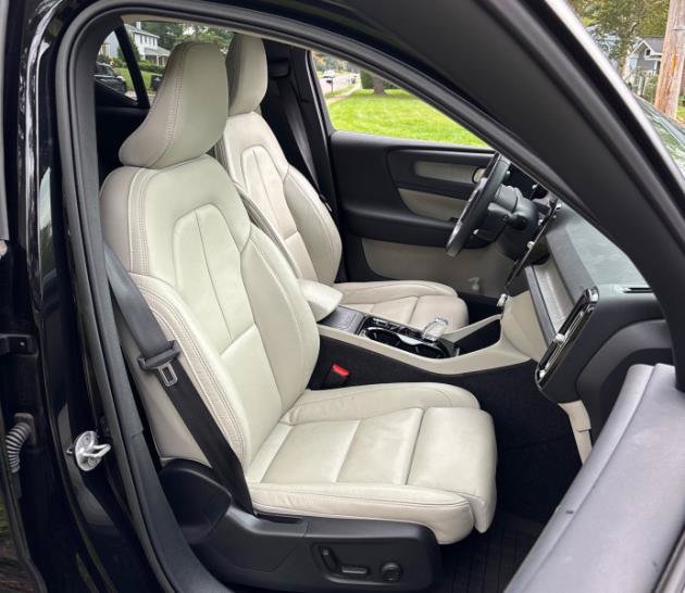 Used 2023 Volvo XC40 B5 Plus w/ Protection Package Premier AWD/4WD image 9