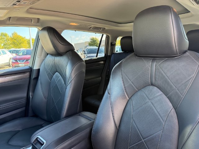 Used 2023 Toyota Highlander Platinum FWD image 11