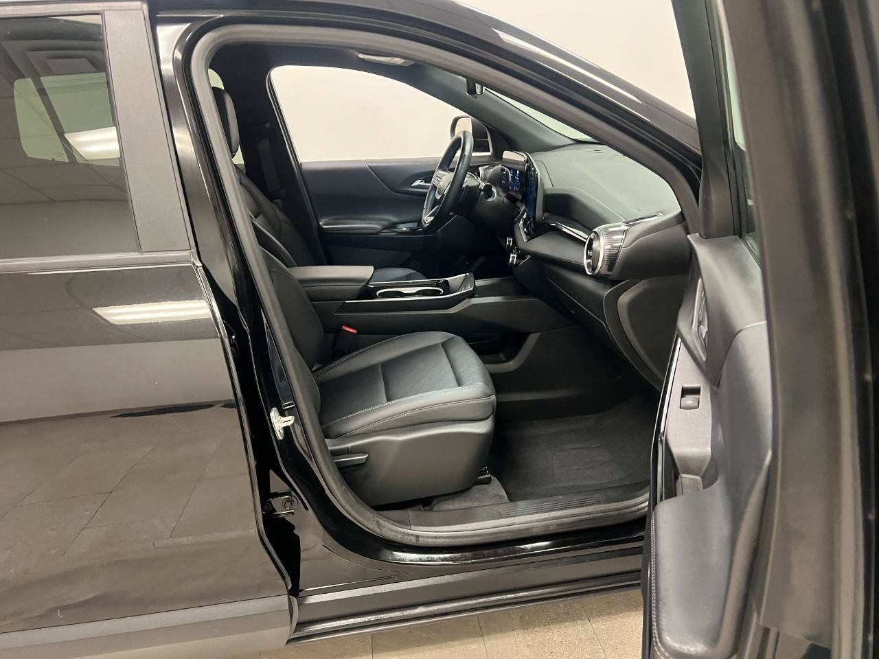 Used 2025 Chevrolet Equinox LT w/ Convenience Package II FWD image 29