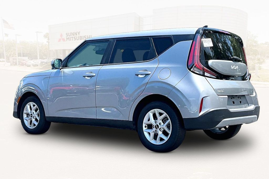 Used 2025 Kia Soul LX w/ LX Technology Package FWD image 4