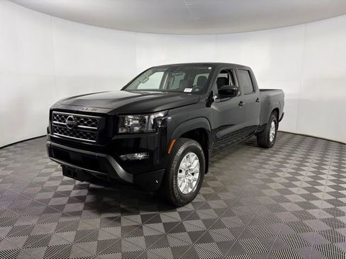 Used 2024 Nissan Frontier SV image 3