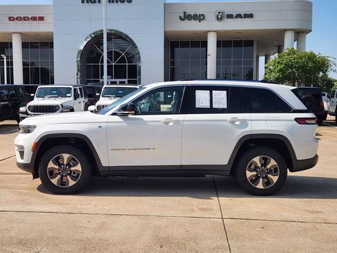 Certified 2022 Jeep Grand Cherokee Limited 4xe w/ Luxury Tech Group II AWD/4WD image 4